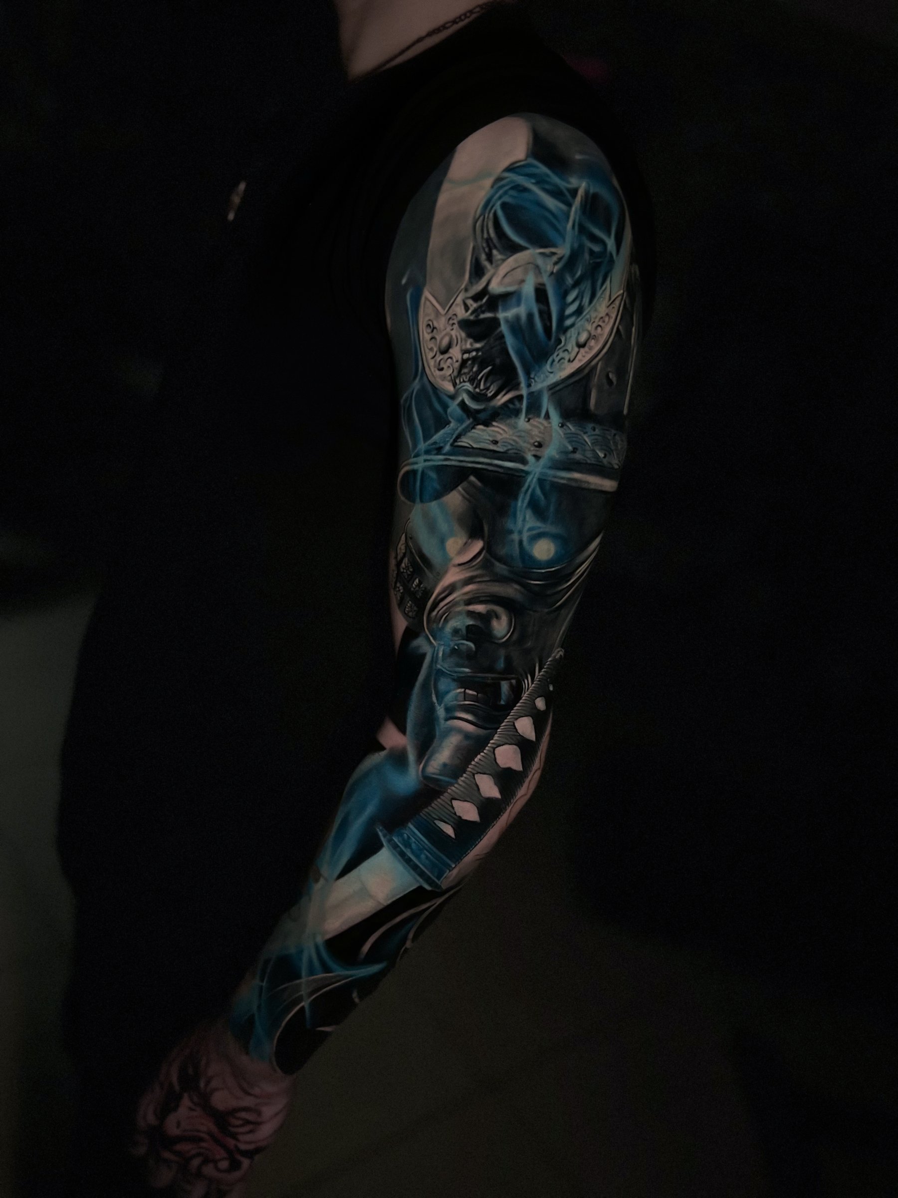 Large-scale realism sleeve with colour accents by Vladimir Vishar